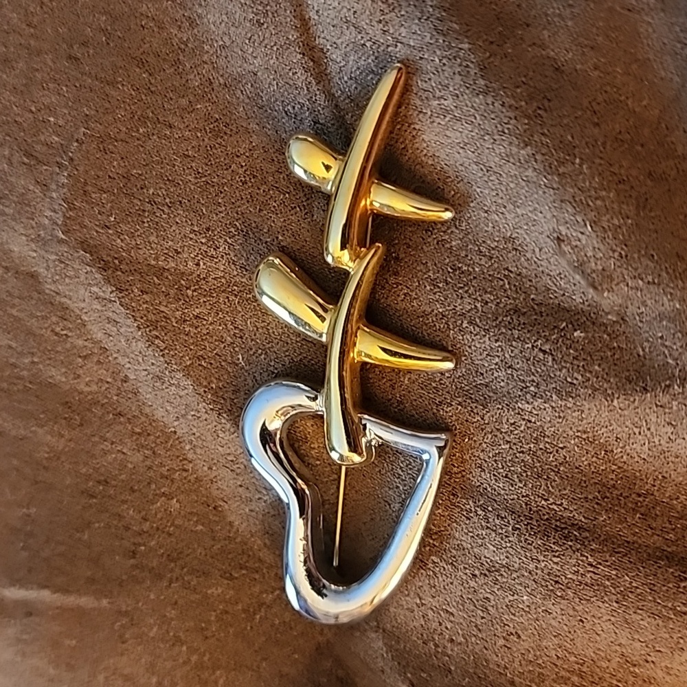 🩶XX Heart and X's Brooch